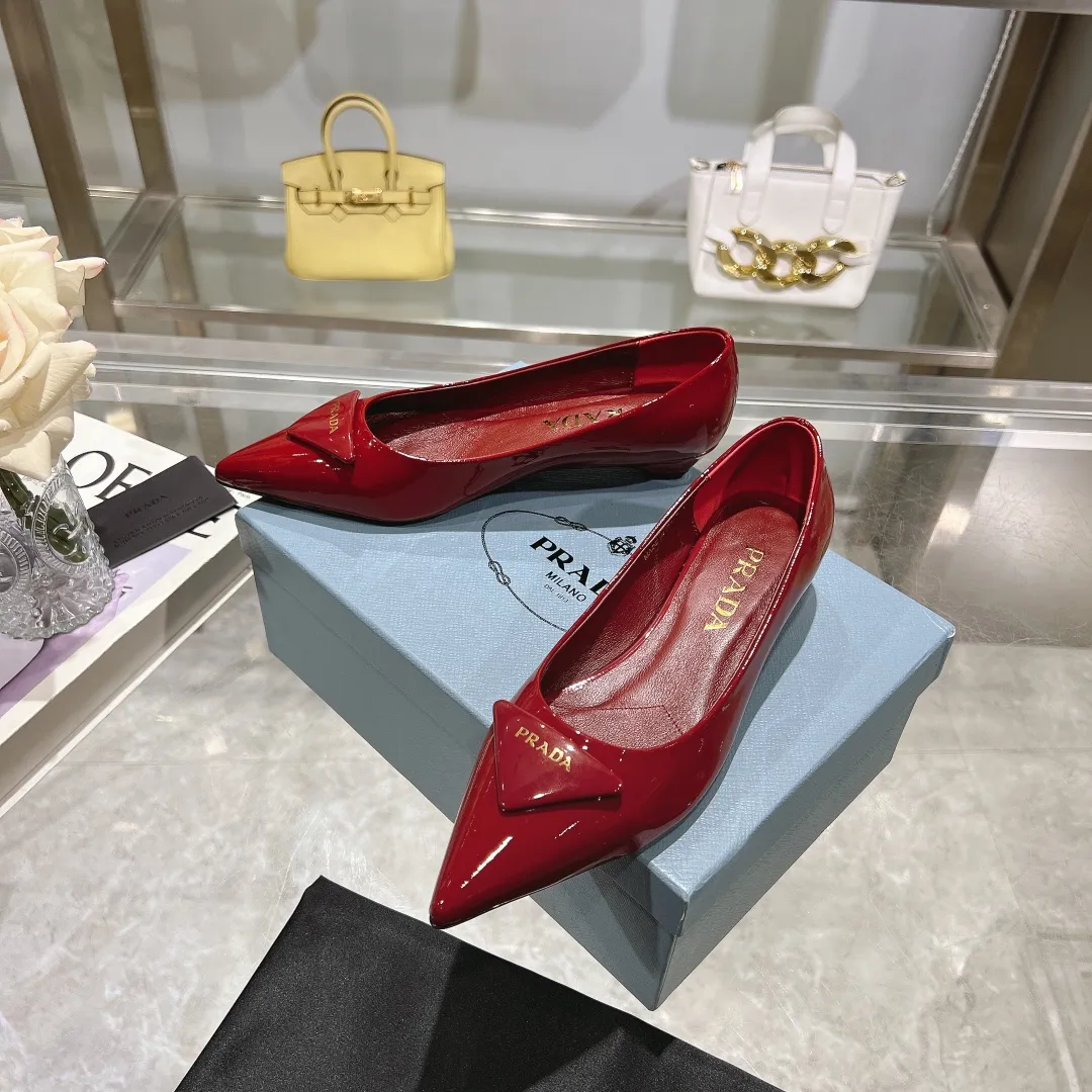 👟👟Ex-factory price 560👟👟 PRADA 2024𝐬𝐬Prada spring and summer new products, coming with strength! ❣️Fashionable and versatile nice item, original shoes developed from Italian counters and reproduced 1:1 according to the original taste. This year’s theme is not to be defined, embodying texture through simplicity and conciseness💛Top-grade patent leather with original 3D printing, the triangle logo is consistent with the original version, the goatskin lining is breathable and comfortable, and the genuine leather outsole. ⚛Size: 35-40 (41 customized) ⚛Original packaging accessories. ⚛Triangle deduction
